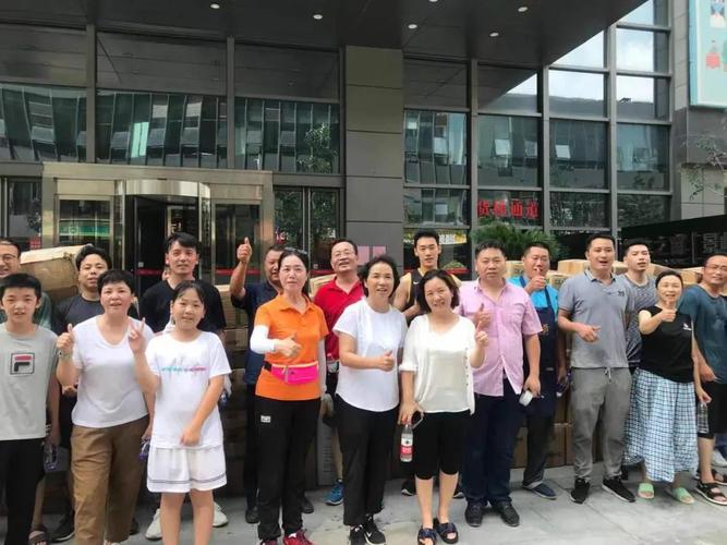 捐助地點(diǎn):滑縣防疫站捐助:防護(hù)服1000件2,理事劉文香  河南凱帝科貿(mào)